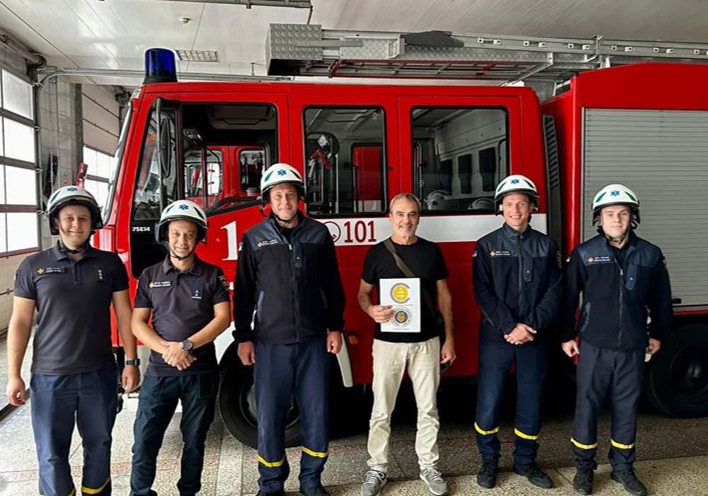 BOMBEROS UCRANIA CON CASCOS DONADOS